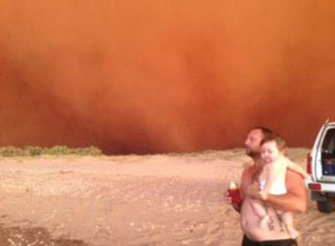 [-]Người[-]dân[-]trên[-]biển[-]chứng[-]kiến[-]cảnh[-]cơn[-]bão[-]ập[-]đến.